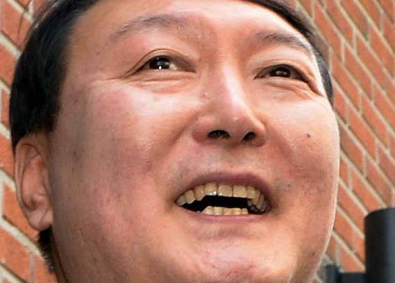 윤석열 대통령 후보가 취재진에게 소감을 밝히며 미소를 짓고 있다. [사진=뉴시스]