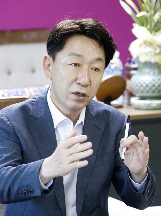 우범기 전주시장이 시청에서 “사람과 돈이 모이는 전주를 만들겠다”고 말하고 있다. [사진 전주시]