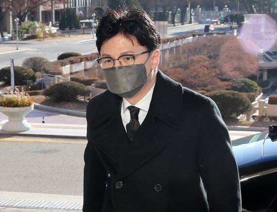 한동훈 법무부 장관이 12월 1일 오전 출근 중이다. 당시 한 장관은 기자들을 만나 외국인 영주권자에게 지방선거권을 주고 있는 현행 제도에 대해 개선 방침을 밝혔다. 해외 주요 국가 대부분이 한국인 영주권자에게 선거권을 주지 않고 있기 때문에 상호주의 원칙에 따라 국내 외국인 영주권자에게 선거권을 부여하는 제도를 손봐야 한다는 이야기다. 뉴스1