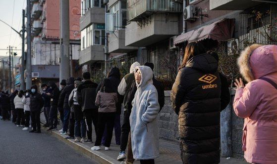 지난 4일 중국 베이징 차오양구에서 주민들이 코로나19 검사를 받기 위해 길게 줄을 선 모습. EPA=연합뉴스