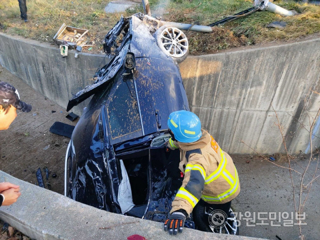 ▲ 6일 오후 3시 59분 쯤 강릉시 홍제동 한 도로에서 60대가 몰던 티볼리 승용차가 수로에 빠져 구급대원들이 운전자 등을 구조하고 있다.