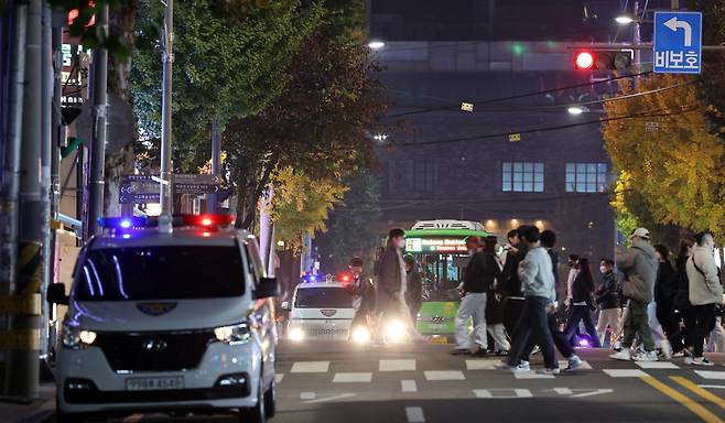 A police car is seen patrolling the streets of Hongdae area, western Seoul, on Oct.31. (Yonhap)