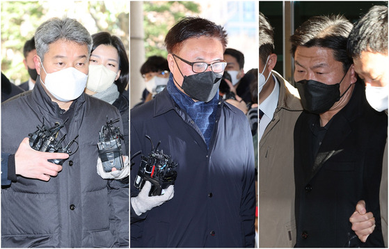 Senior police officers including Kim Jin-ho (former intelligence officer at the Yongsan Police Station), Park Sung-min (former high-ranking intelligence officer at the Seoul Metropolitan Police Agency), center, and Lee Im-jae (former Yongsan police chief), right, come out of a court hearing on Monday. [YONHAP]