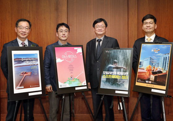 Korea JoongAng Daily’s annual Advertising Awards winners pose with Korea JoongAng Daily CEO Cheong Chul-gun, third from left, on Tuesday at the Grand InterContinental Seoul Parnas hotel in Gangnam District. From left: Park Jin-woo, head of communication team at Posco Holdings, Cho Kye-yong, senior manager of public relations team at Hyundai Mobis and Park Jin-young, head of communication team at KB Financial Group. [PARK SANG-MOON]