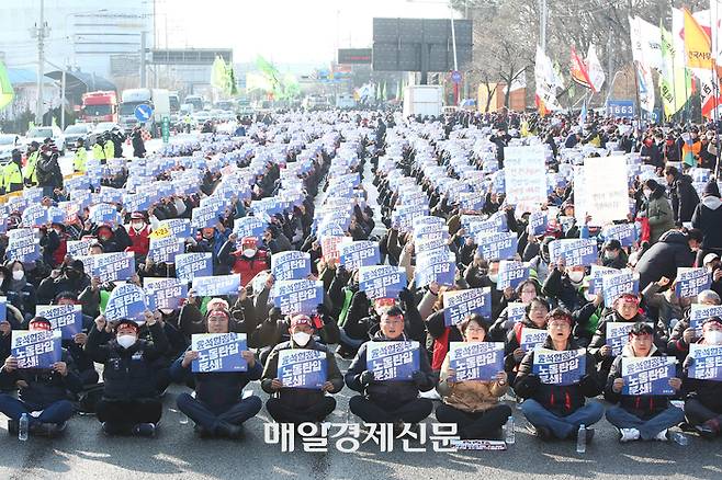 6일 오후 민주노총이 산하 화물연대 파업의 투쟁 동력을 이어가기 위해 전국 15곳에서 ‘전국 동시다발총파업·총력투쟁대회’를 열기로 한가운데 경기 의왕의 창말·의왕 테크노파크 인근에서 서울 경기 지부 집회가 열리고 있다. 2022.12.06[이충우 기자]