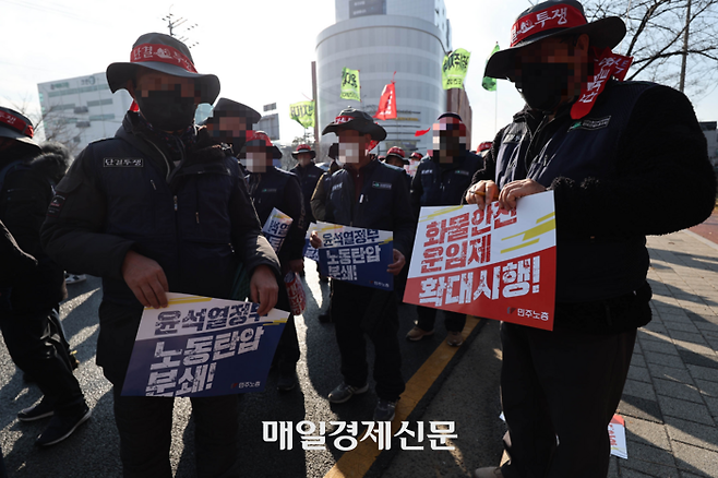 6일 오후 민주노총이 산하 화물연대 파업의 투쟁 동력을 이어가기 위해 전국 15곳에서 ‘전국 동시다발총파업·총력투쟁대회’를 열기로 한가운데 경기 의왕의 창말·의왕 테크노파크 인근에서 서울 경기 지부 집회가 열리고 있다. 2022.12.06[이충우 기자]