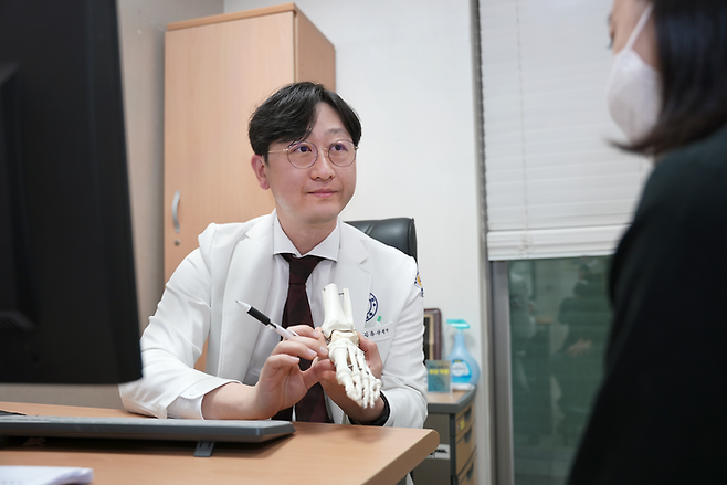 연세사랑병원 족부센터 김용상 원장(정형외과 전문의)이 족부질환 환자의 진료를 보고 있다.