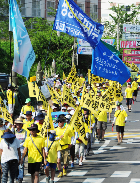 제주 서귀포시 제주해군기지 앞에서 강정마을회와 제주해군기지건설 저지를 위한 전국대책회의 등이 열었던 ‘2016 강정생명평화대행진’ 장면. 사진제공=뉴스1