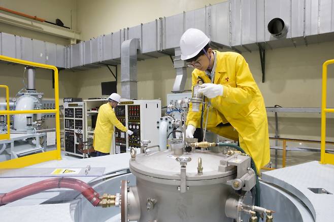 한국원자력연구원은 고밀도 저농축 '우라늄실리사이드' 판형 핵연료를 생산할 수 있다. 사진은 연구진이 관련 연구를 진행하고 있는 모습. / 사진제공=한국원자력연구원
