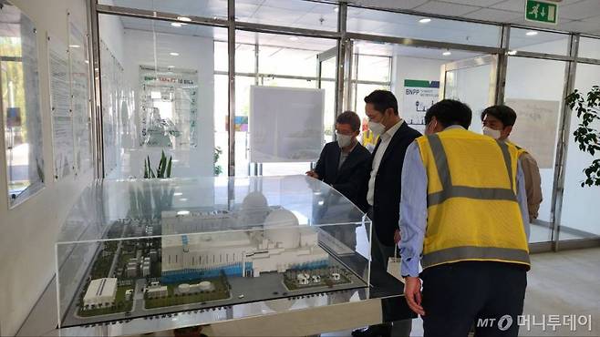 이재용 삼성전자 회장이 UAE 아부다비 알 다프라(Al Dhafra)州에 위치한 바라카(Barakah) 원전 건설현장을 찾아 공사 진행 상황을 점검하고 있다./사진제공=삼성전자