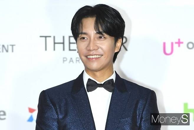 이승기의 전 매니저가 전 소속사 대표 권진영이 이승기를 새벽 술자리에 불러내 노래하게 했다고 주장했다. 사진은 지난해 12월2일 서울 강서구 KBS아레나에서 열린 2021 아시아 아티스트 어워즈에 참석한 이승기. /사진=장동규 기자