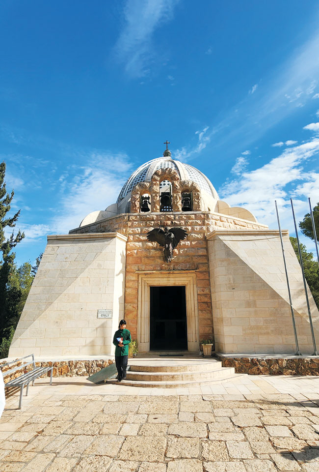 이스라엘 베들레헴의 아랍 구역에 있는 ‘목자들의들판교회’ 내부를 한 순례객이 돌아본 후 나오고 있다.