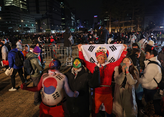 6일 오전 서울 종로구 광화문 광장을 찾은 시민들이 2022 카타르 월드컵 16강전 한국과 브라질의 경기가 끝난 뒤에도 응원을 하고 있다. 연합뉴스