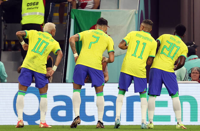6일 오전(한국시간) 카타르 도하 974 스타디움에서 열린 2022 카타르 월드컵 16강전 한국과 브라질 경기. 브라질 네이마르가 페널티킥에 성공한 뒤 동료들과 세리머니를 펼치고 있다. [연합]