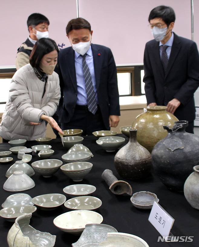 [군산=뉴시스] 고석중 기자 = 이명옥 국립해양문화연구소 학예연구사가 6일 전북 군산시 군산시청에서 열린 고군산군도 해역 수중문화재 조사 성과 공개 발표회에서 전시한 문화제들을 설명하고 있다. 2022.12.06. k9900@newsis.com