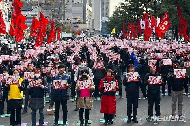 [대구=뉴시스]김정화 기자 = 민주노총 대구지역본부 회원들이 6일 오후 대구시 수성구 범어동 국민의힘 대구시당 앞에서 화물총파업 투쟁 승리, 윤석열정부 노동탄압 분쇄 등을 촉구하고 있다. 2022.12.06. jungk@newsis.com