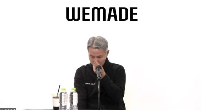 [서울=뉴시스] 장현국 위메이드 대표가 지난 25일 진행된 위믹스 상장폐지 관련 긴급 기자간담회에서 눈물을 흘리고 있다(사진=유튜브 캡쳐) 2022.11.29 *재판매 및 DB 금지 *재판매 및 DB 금지