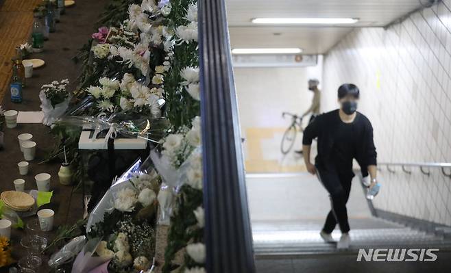 [서울=뉴시스] 권창회 기자 = 지난 10월30일 오후 서울 용산구 이태원 압사 사고 인근에 마련된 추모공간에 국화꽃이 놓여있다. 2022.10.30. kch0523@newsis.com