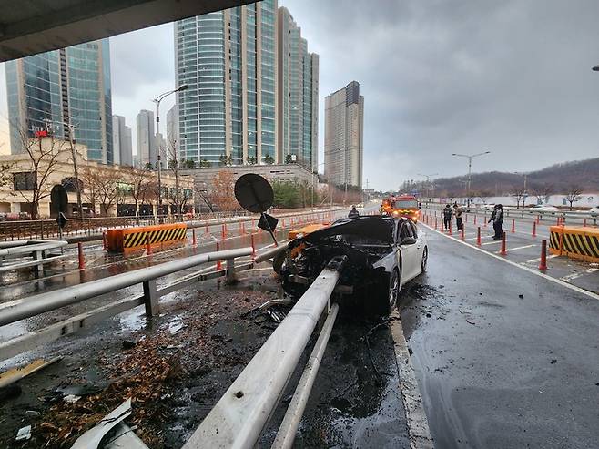 6일 오후 4시 18분께 충남 천안 서북구 불당동 KTX 선로 아래를 지나던 승용차가 보호 난간을 들이받아 차량에 불이 났다. (사진= 천안서북소방서 제공) 2022.12.06. photo@newsis.com  *재판매 및 DB 금지