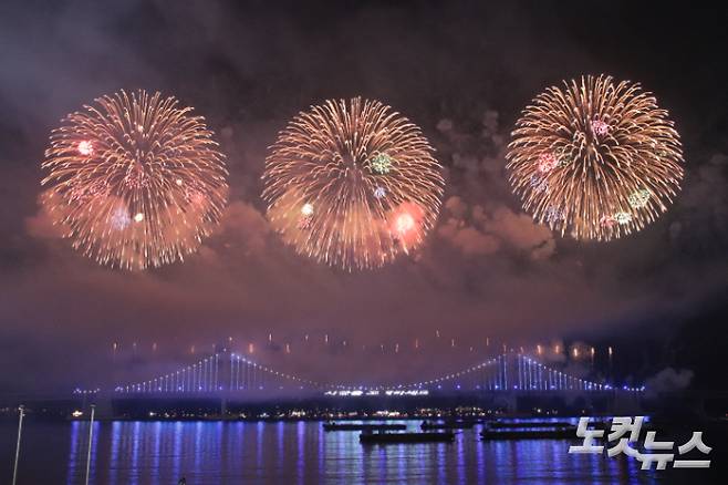 지난 2019년 열린 제15회 부산불꽃축제에서 '멀티 불꽃쇼'가 펼쳐지고 있다. 박진홍 기자