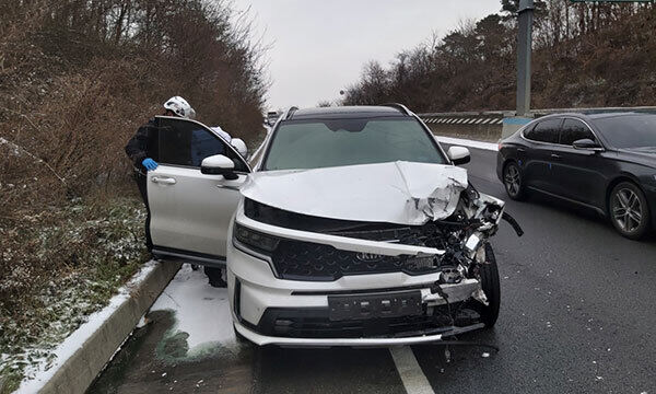 6일 충북 청주시 청원구 한 도로에서 교통사고가 발생해 차량이 파손됐다. 충북소방본부 제공