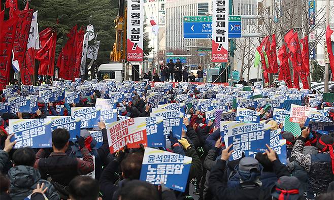 6일 대구 수성구 범어동 국민의힘 대구시당 앞에서 열린 민주노총 대구지역본부 총파업·총력투쟁대회에서 노조원들이 구호를 외치고 있다. 뉴스1