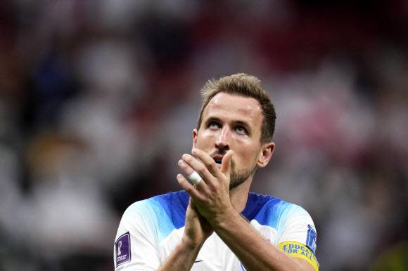 잉글랜드의 공격수 해리 케인이 5일(한국시간) 알코르의 알바이트 스타디움에서 열린 세네갈과의 2022년 카타르월드컵 16강전을 3-0 승리로 마친 뒤 그라운드를 걸어 나오며 손뼉을 마주치고 있다.알코르 AP 연합뉴스