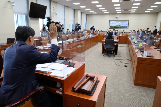 지난달 30일 국회에서 열린 환경노동위원회 고용노동법안심사소위원회에서 참석 의원들이 노란봉투법(노동조합 및 노동관계조정법 개정안) 상정 찬반 투표를 하는 모습. / 연합뉴스