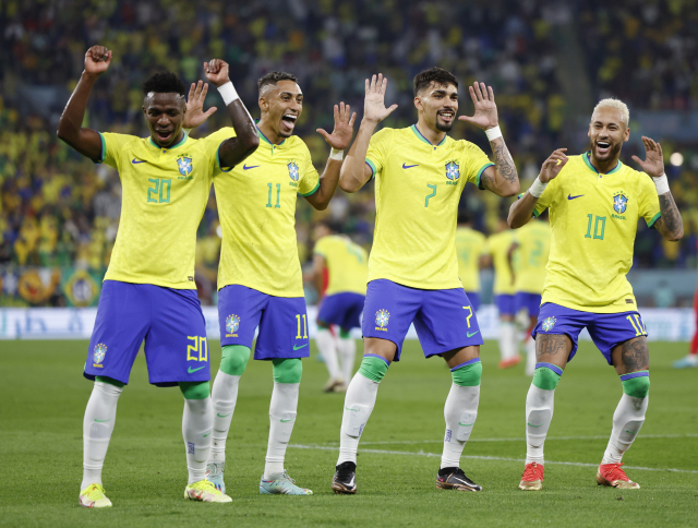 6일(한국시간) 카타르 도하 974스타디움에서 열린 2022 카타르 월드컵 16강전 대한민국과 브라질의 경기에서 브라질 선수들이 득점 후 춤 세리머니를 선보이고 있다. AFP 연합뉴스
