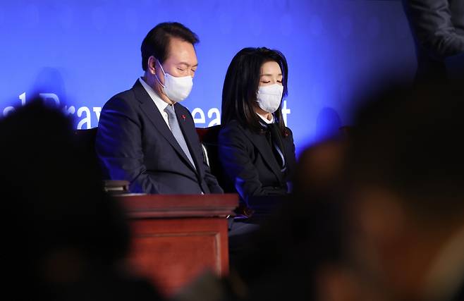 윤석열 대통령과 김건희 여사가 5일 서울 강남구 그랜드 인터컨티넨탈 서울파르나스에서 열린 제54회 국가 조찬기도회에 참석, 기도하는 모습 ⓒ 연합뉴스