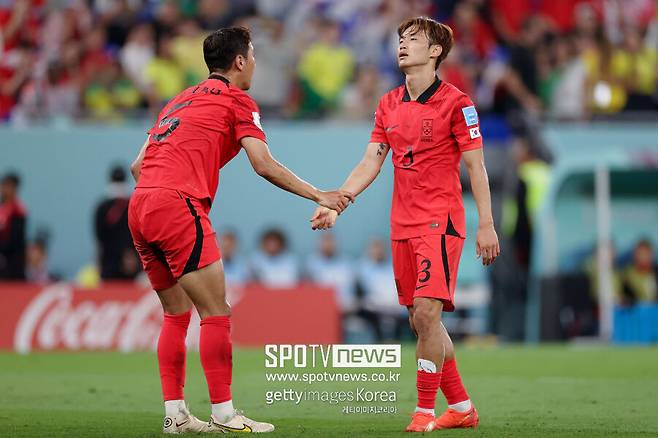 ▲ 브라질전 전반 종료 후 교체됐던 김진수(사진 오른쪽). 체력 문제가 발목을 잡았다.