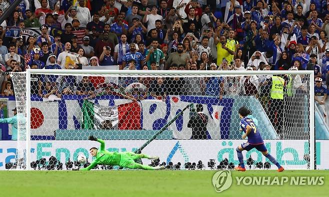 미토마의 승부차기를 막는 크로아티아 골키퍼 리바코비치 [로이터=연합뉴스]