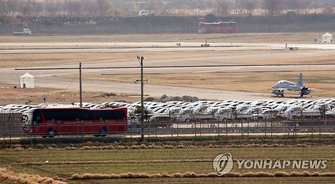 광주공항에 완성차 적치 (광주=연합뉴스) 조남수 기자 = 화물연대 총파업 13일째인 6일 광주공항 활주로 옆 공간에 '로드탁송'으로 옮겨진 기아 신차들이 적치돼 있다. 기아는 화물연대 파업에 따른 카캐리어 운송이 중단되며 대체 인력을 고용해 공장에 쌓여가는 완성차를 임시 적치장으로 옮기고 있다. 2022.12.6 iso64@yna.co.kr