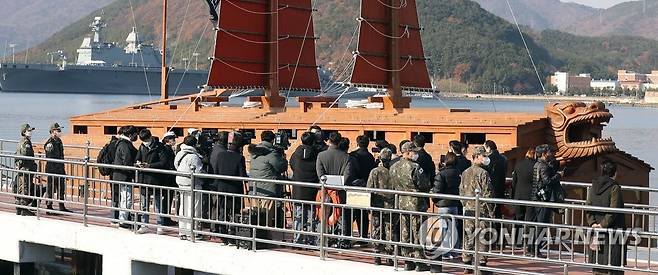 해군 임진왜란 당시 거북선 재현 (창원=연합뉴스) 김동민 기자 = 6일 오후 경남 창원시 진해구 해군사관학교 일대 군항에서 임진왜란 시기 거북선이 공개되고 있다. 이번에 공개된 거북선은 임진왜란 당시 충무공 이순신이 해전에서 사용했던 것을 해군이 4년간 복원한 것이다. 2022.12.6 image@yna.co.kr