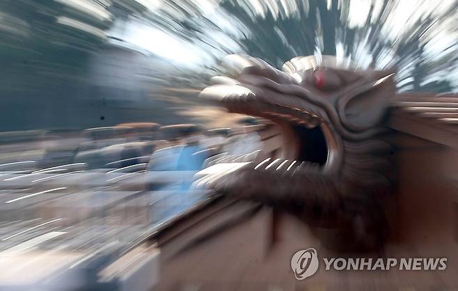 해군, '임진왜란 시기 거북선 복원' 공개 (창원=연합뉴스) 김동민 기자 = 6일 오후 경남 창원시 진해구 해군사관학교 일대 군항에서 임진왜란 시기 거북선이 공개되고 있다.
    이번에 공개된 거북선은 임진왜란 당시 충무공 이순신이 해전에서 사용했던 것을 해군이 4년간 복원한 것이다. 2022.12.6 image@yna.co.kr