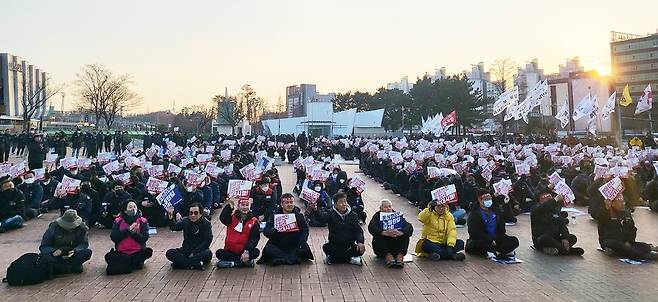 구호 외치는 민주노총 울산본부 [촬영 김근주]