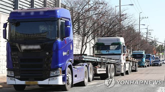 운행 멈춘 화물차량 (포항=연합뉴스) 황수빈 기자 = 민주노총 공공운수노조 화물연대본부(화물연대) 포항지부가 총파업에 들어간 지 나흘째인 27일 오전 경북 포항시 남구 오천읍 포항철강산업단지에 화물차량들이 운행을 멈춘 채 서 있다. 2022.11.27 hsb@yna.co.kr