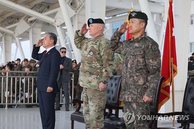 거수경례하는 이종섭 장관 (서울=연합뉴스) 15일 오전 평택 미군기지에서 열린 한미연합군사령부 부대 이전 및 창설 제44주년 기념식에서 이종섭 국방부 장관(왼쪽부터), 폴 러캐머라 한미연합사 사령관, 안병석 한미연합사 부사령관이 거수경례하고 있다. 2022.11.15 [국방일보 제공. 재판매 및 DB 금지] photo@yna.co.kr