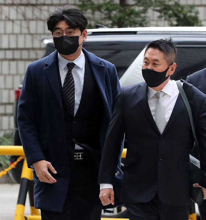 송치형 두나무 의장(사진 왼쪽)이 7일 오후 서울 서초구 서울고등법원에서 열린 자전거래(허위거래) 및 시세조작 혐의 관련 공판에 이석우 두나무 대표와 함께 출석하고 있다. 송 의장과 이 대표는 이날 기자들과 만났지만 재판 관련해 말을 아끼면서 특별한 언급을 하지 않았다. (사진=뉴스1)
