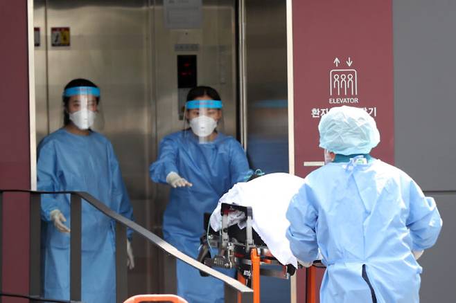 서울 중구의 한 의료원으로 응급 환자가 이송되고 있다. [사진=뉴스1]