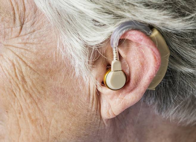 청력 회복에 도움을 주는 기기를 착용한 사람의 인지저하가 단기적으로는 3%, 장기적으로는 19% 덜 발생한다는 것을 발견했다. [사진= 게티이미지뱅크]