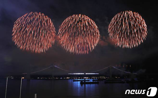 부산 광안대교 일대에서 열린 '제15회 부산불꽃축제'에서 화려한 불꽃이 부산 밤바다를 수놓고 있다. 2019.11.2/뉴스1 ⓒ News1