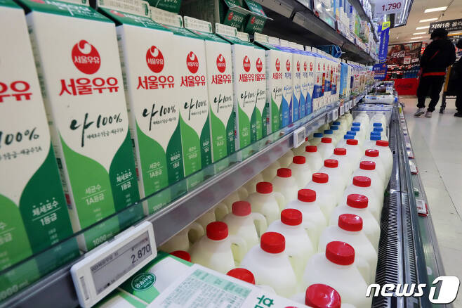 17일 서울시내 한 대형마트에 우유 제품이 진열돼있다. 유업체들의 이날 우윳값을 일제히 인상, 흰 우유 가격은 대부분 1L당 2800원대로 형성됐다. 2022.11.17/뉴스1 ⓒ News1 황기선 기자