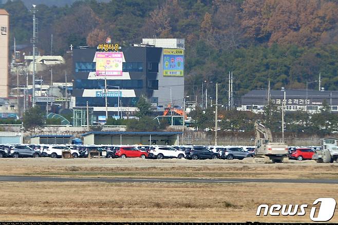 화물연대 총파업 14일째인 7일 오전 광주공항 활주로 인근에 로드탁송(개별탁송)으로 옮겨진 기아차 신차들이 적치돼 있다. 기아는 파업 여파로 광주공장에서 생산되는 완성차를 더이상 광주 인근에 적치할 수 없는 상황이 되자 이날부터 전남 목포항 부두로 신차 운송을 시작했다. 2022.12.7/뉴스1 ⓒ News1 이승현 기자