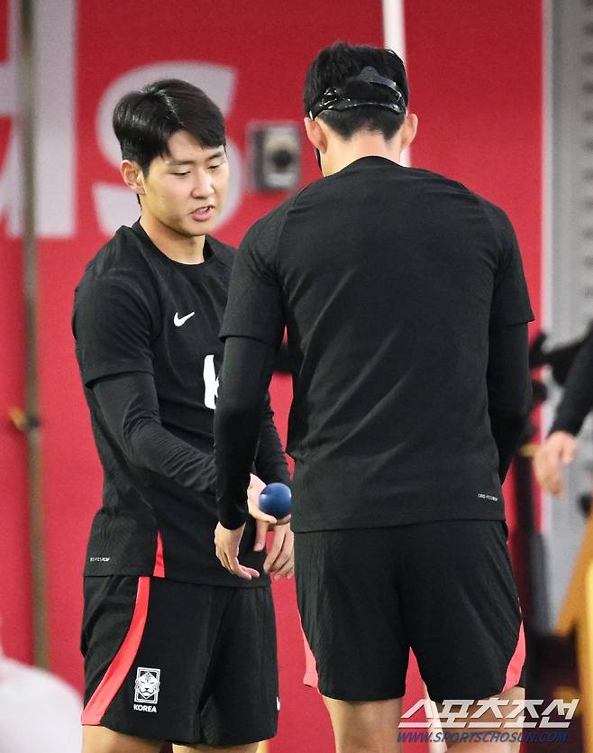 30일 축구국가대표팀 선수들이 카타르 도하 알 에글라 트레이닝센터에서 훈련을 했다. 이강인과 함께 몸을 풀고 있는 손흥민. 도하(카타르)=송정헌 기자songs@sportschosun.com/2022.11.30/