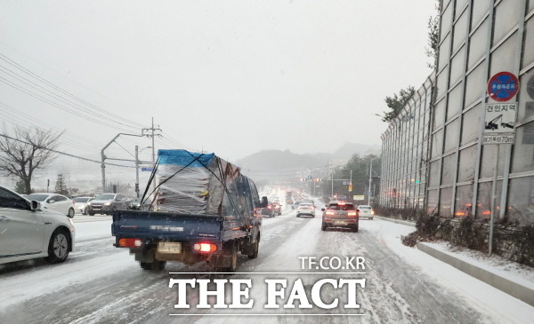 청주시가 제때 제설작업을 하지 않아 차량들이 거북이 운행을 하고 있다. /청주=이주현 기자