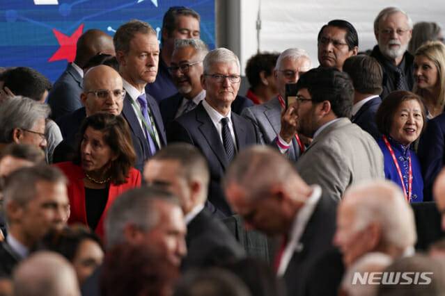 팀 쿡 애플 최고경영자(CEO)가 TSMC의 미국 애리조나주 피닉스 공장 기공식에 참석해 조 바이든 미국 대통령의 연설을 듣고 있다. (사진=뉴시스, AP)