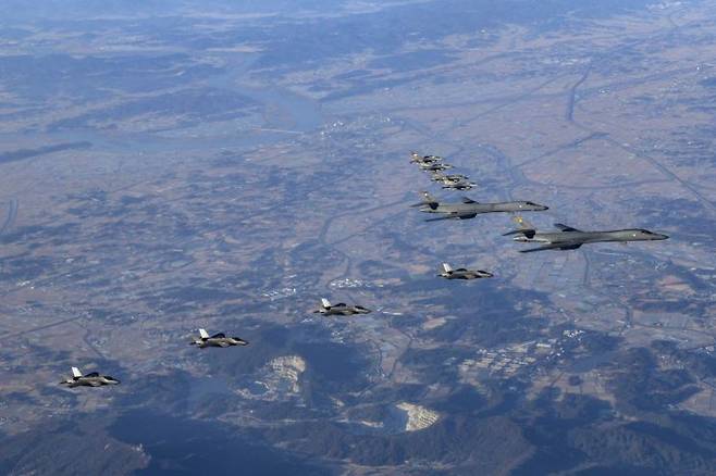 북한이 두려워하는 미 전략자산으로 손꼽히는 B-1B 전략폭격기 2대가 우리 공군 F-35A 4대, 미 공군 F-16 4대와 한반도 상공을 비행하고 있다. [사진=합동참모본부 제공]