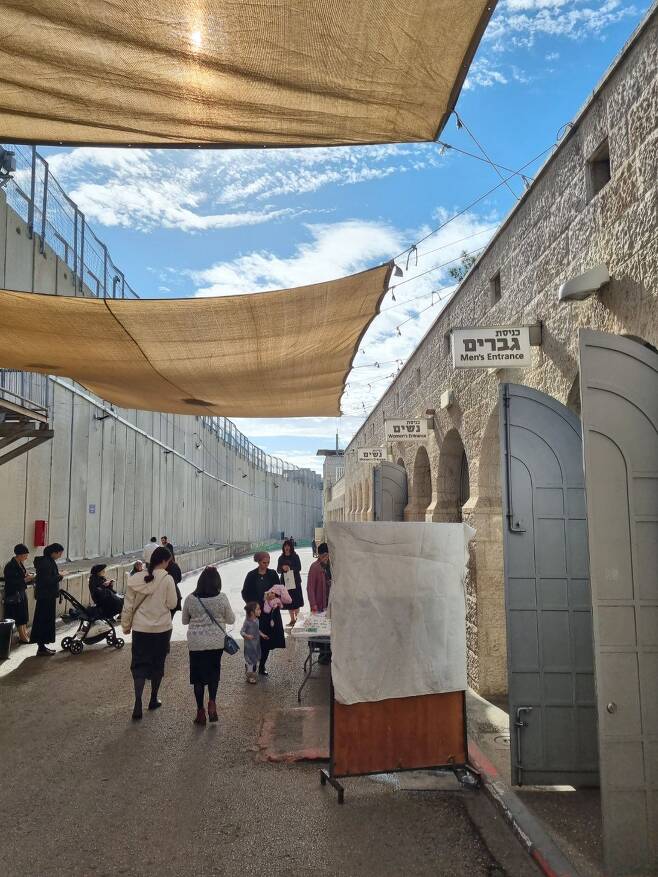 베들레헴 인근 라헬의 무덤 앞 풍경. 왼편 높은 장벽 너머는 팔레스타인 지역. 오른쪽은 유대인들의 교육기관인 예시바. /김한수 기자