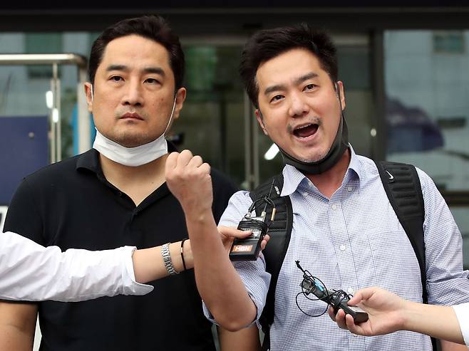 지난해 9월 강용석 변호사(왼쪽)와 김세의 대표가 서울 강남경찰서를 나서며 취재진의 질문에 답하고 있다. /뉴스1